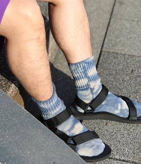 男女ペアでも履けるタイダイ染め靴下