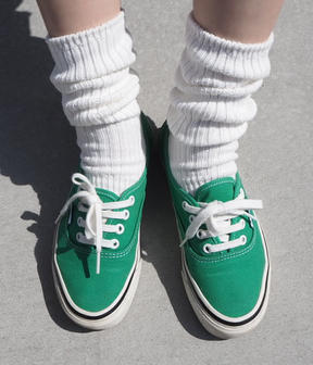 ローテクスニーカーに合わせたルーズソックス