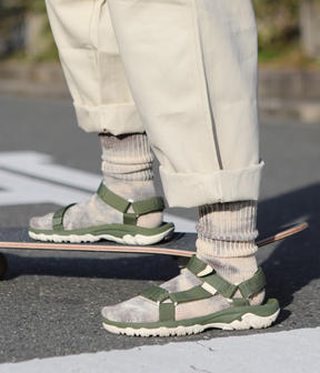 ストリートスタイルにも合わせられるタイダイ染めルーズソックス