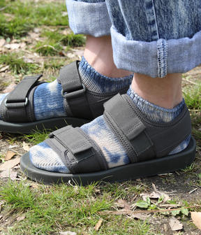 サンダルにも合わせやすいタイダイ染めの靴下