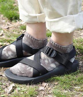 スポーツサンダルにも合わせやすいタイダイ染めソックス