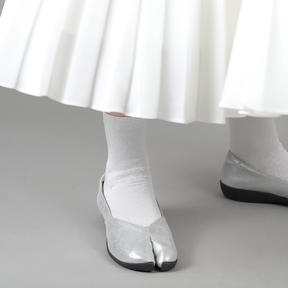 鹿の子編みにすることで夏でもさらっと履ける生地感に！