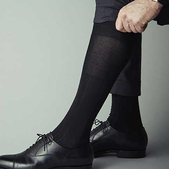 座ったときに差がつく 紳士の作法 靴下屋公式通販 Tabio オンラインストア