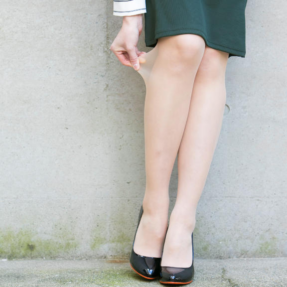 美しい素肌感ストッキングとパンプスのコーディネート