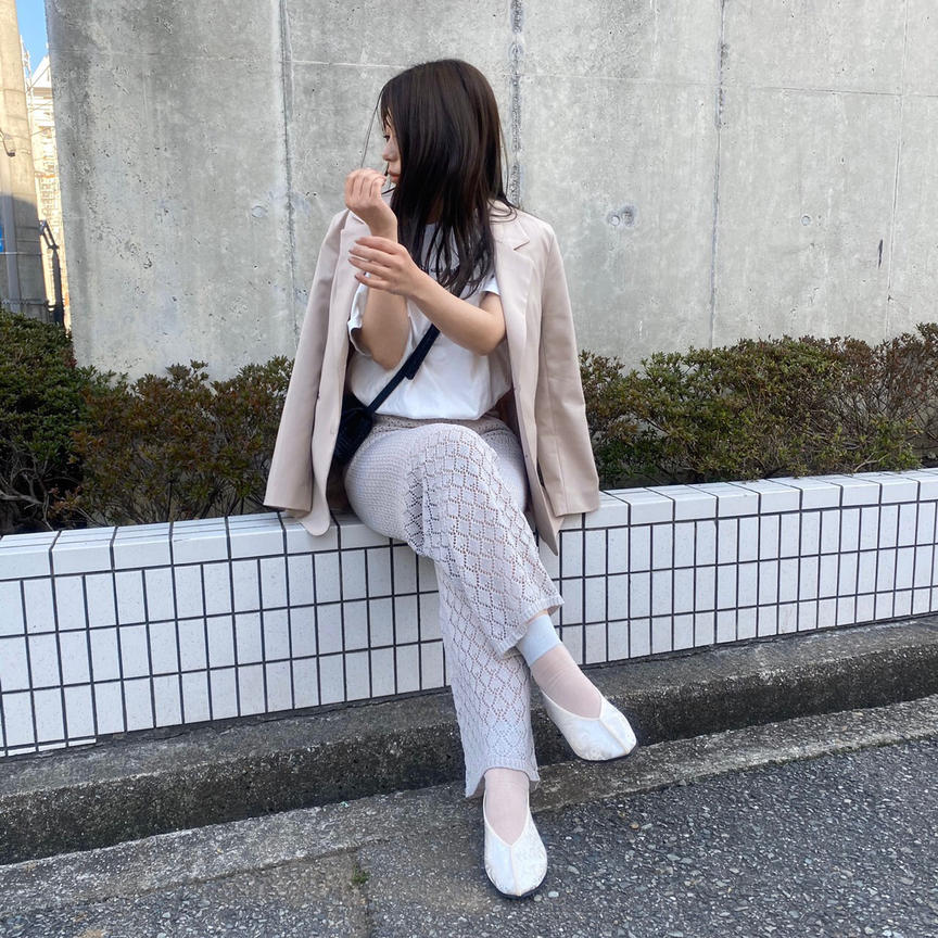 鍵編みニットのレースパンツで旬のトレンドコーデ