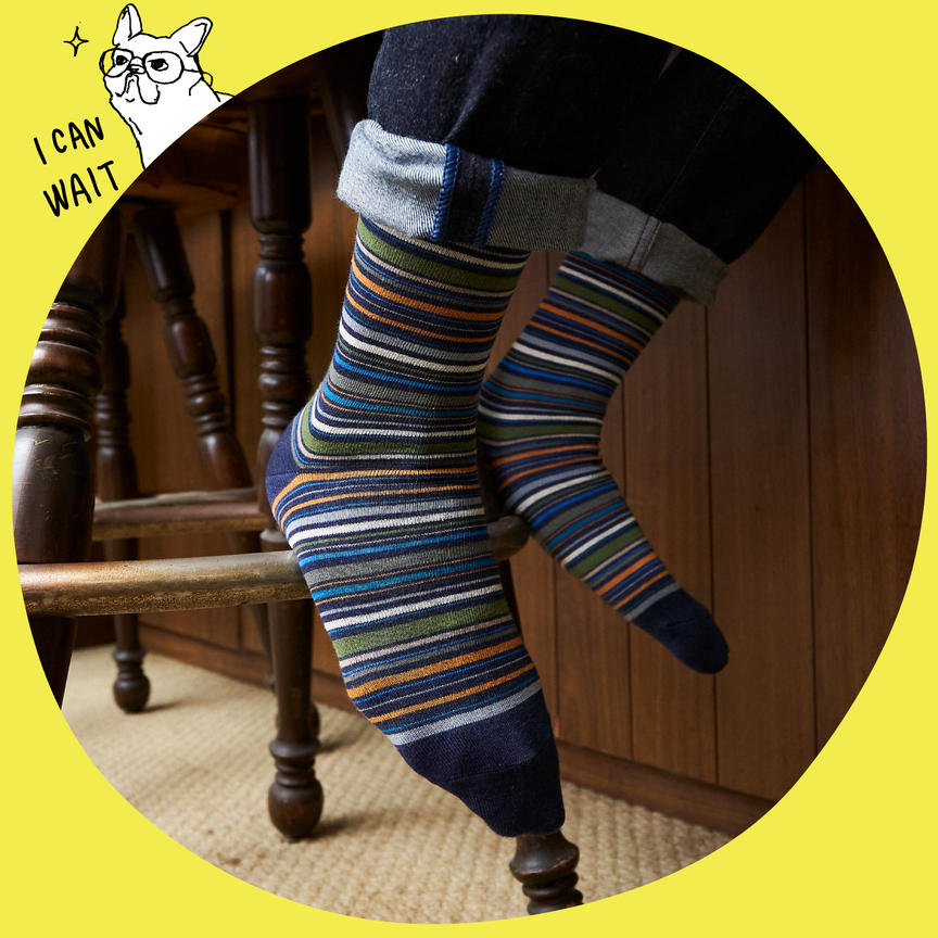 読書好きの知的な彼には こだわり配色の ボーダーソックスはいかが？ 本と一緒に贈ってみよう！