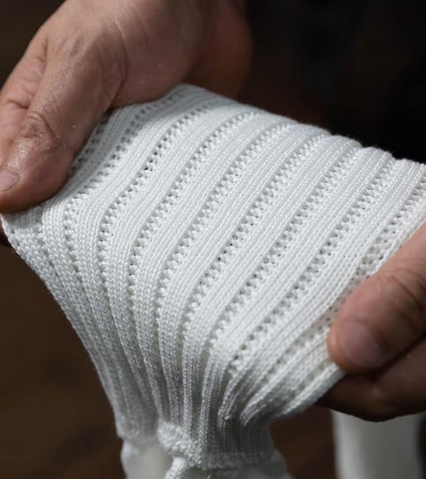 「良い靴下をつくりたい」それだけ タビオの本社が大阪にあるのも、 主要な生産拠点である奈良県や兵庫県へ 頻繁に足を運べる立地だからだ。 国産にこだわる理由を問われることがある。 答えは、驚くほどシンプルだ。 「良い靴下をつくりたい」 それだけで、ここまで続けてきた。