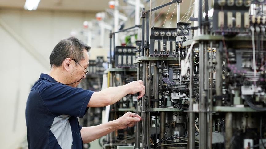 あえて、旧式の編み機を使う理由 タビオでは、今も旧式の編み機が現役で使われている。 最新の編み機は、 柄の表現や作業効率という点では、確かに優れている。 しかし── 機械内部の、ほんの小さなネジを ほんのわずか調整するだけで変わる、 • 編み目の密度 • フィット感 • 履いたときの感触 こうした「絶妙」な差は、 旧式の編み機だからこそ引き出せる部分でもある。 旧式の機械がゆえに、消耗部品が手に入らないこともある。 その際は職人が自ら手作りで金属等を加工したり、 削ったりして必要なパーツをつくる。 職人が機械と対話しながら仕上げる。 それが、タビオの靴下づくりだ。