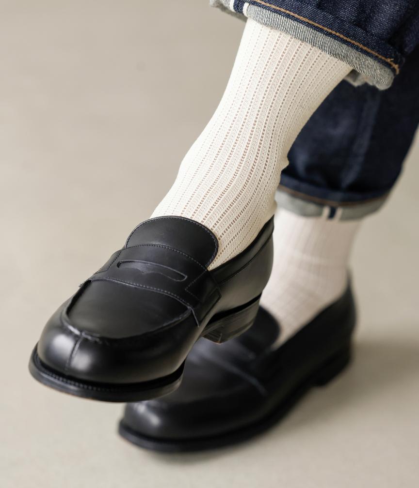 白のメッシュソックスと黒ローファーのコーディネート