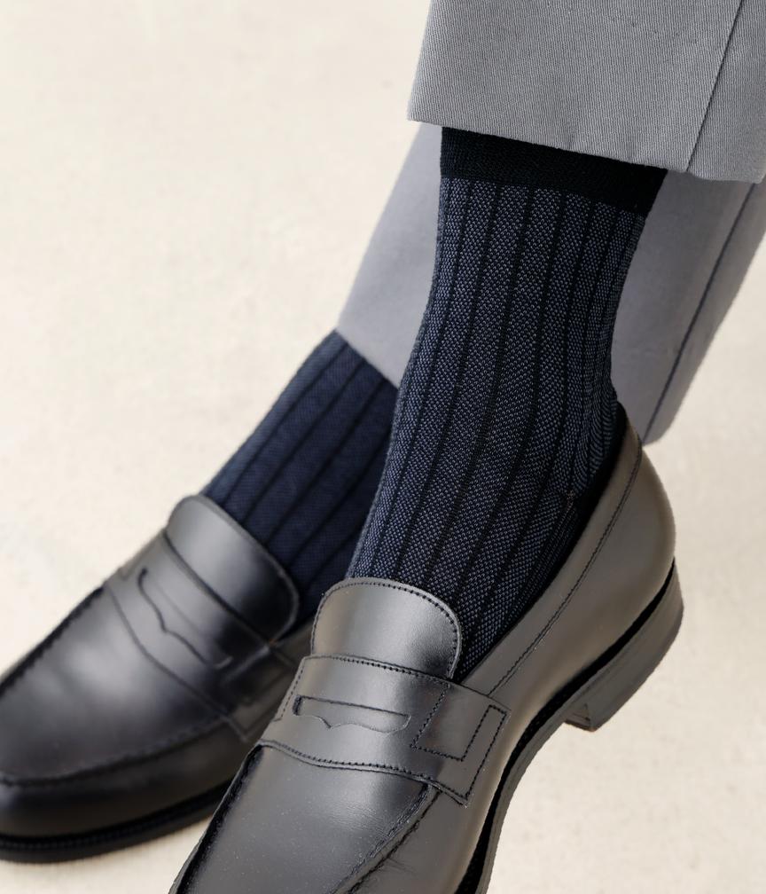 黒の綿麻ストライプショートソックス着用画像