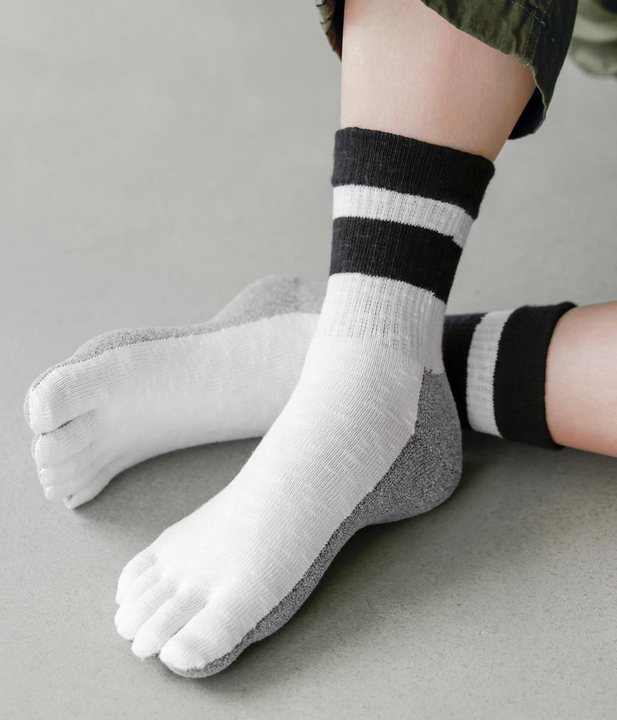 白色のブークレバンナー五本指ソックス着用写真